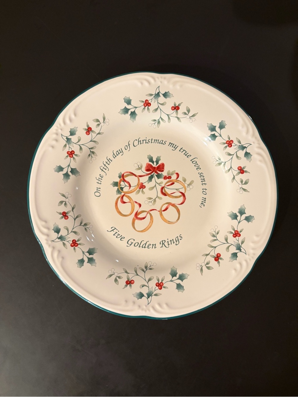 Pfaltzgraff Winterberry 12 Days of Christmas Five Golden Rings 8 in Salad Plate